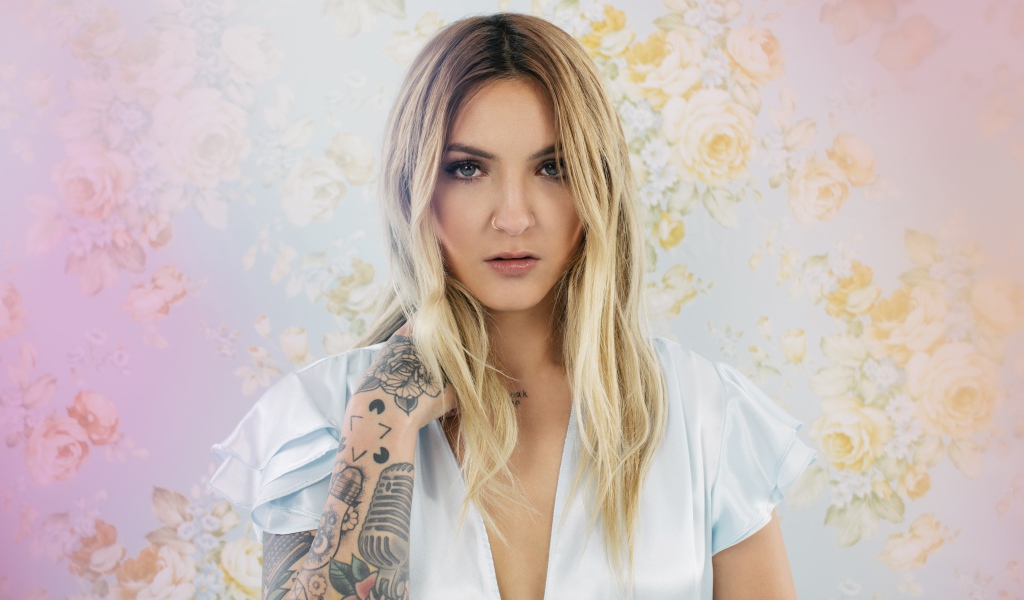 Певица Джулия Майклз с татуировками на руке