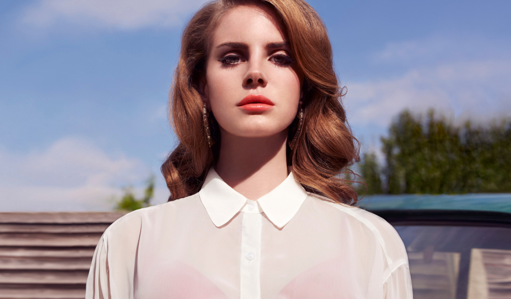 Певица Лана Дель Рей с большими сережками в ушах 