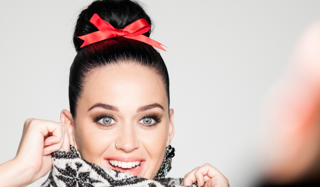 Улыбающаяся голубоглазая брюнетка Кэти Перри 