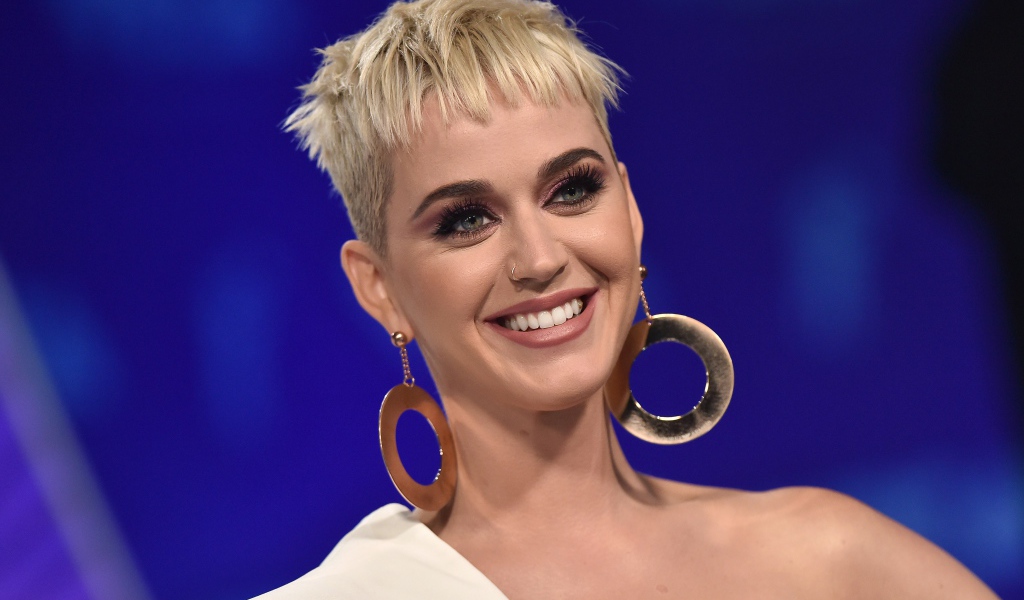 Улыбающаяся короткостриженная блондинка, певица Кэти Перри