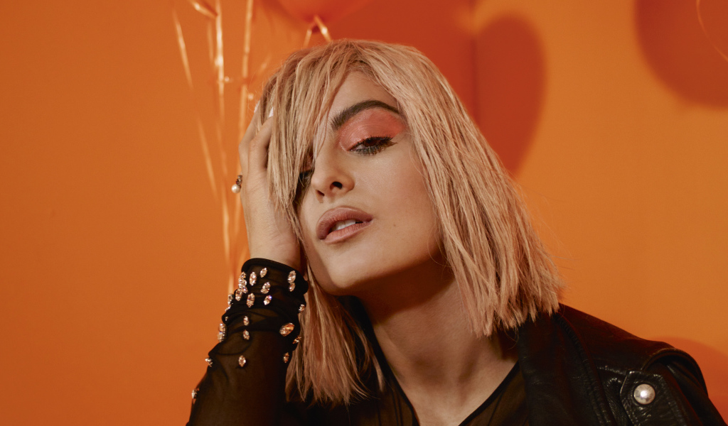 Эффектная певица Биби Рекса в черной кожаной куртке