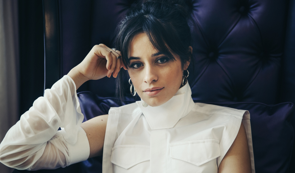 Стильная Камила Кабельо в белом костюме сидит в кресле