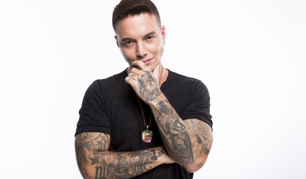 Стильный мужчина, певец Джей Бальвин в черной футболке