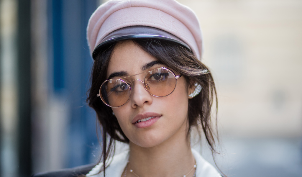 Стильная певица Камила Кабельо в очках и кепке