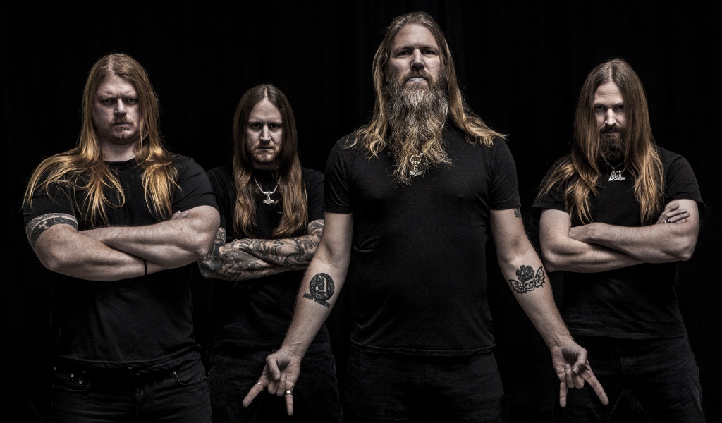Шведская метал-группа Amon Amarth на черном фоне