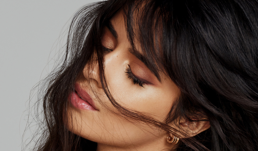 Нежная девушка с закрытыми глазами, певица Камила Кабельо