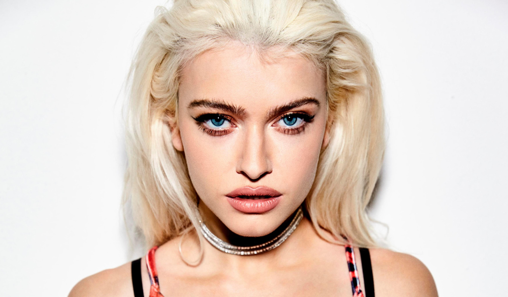 Молодая блондинка, поп исполнительница Элис Чэтер крупным планом