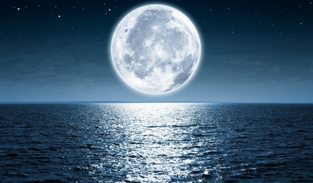 Огромная белая луна в звездном небе над морем