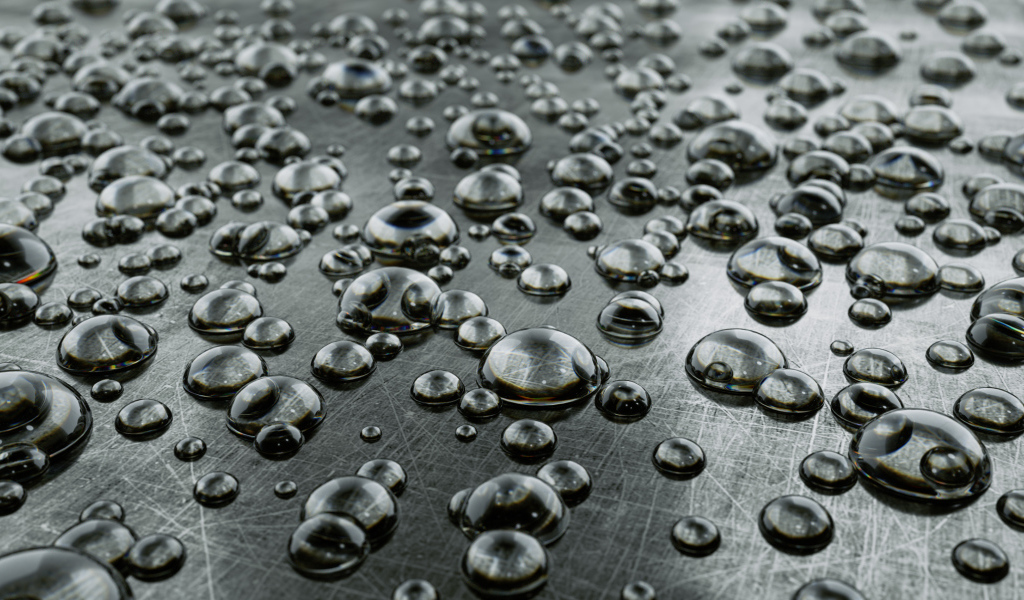Много капель на серой железной поверхности 