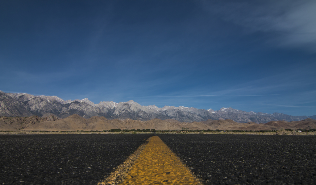 Асфальтовая дорога на фоне гор