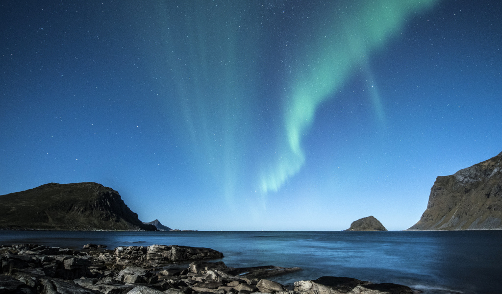 Полярное сияние над заливом