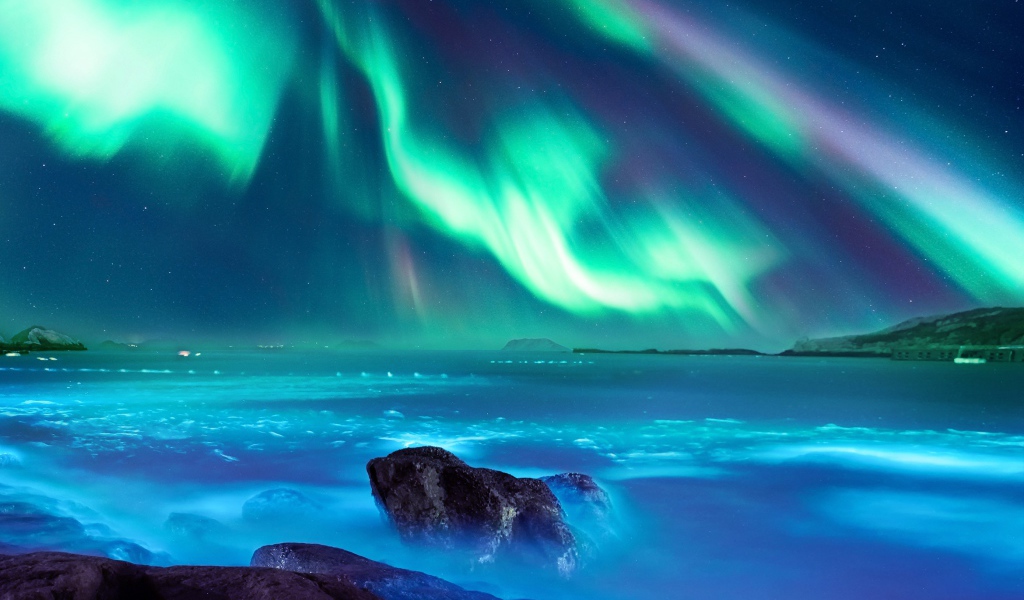 Полярное сияние над водой 