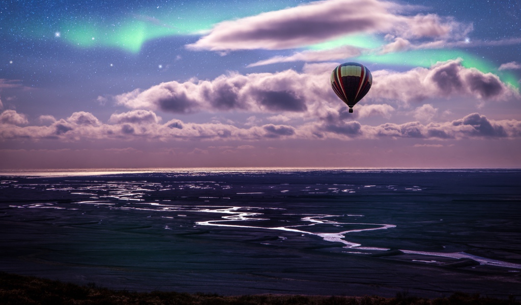 Воздушный шар в небе в белыми облаками над морем 