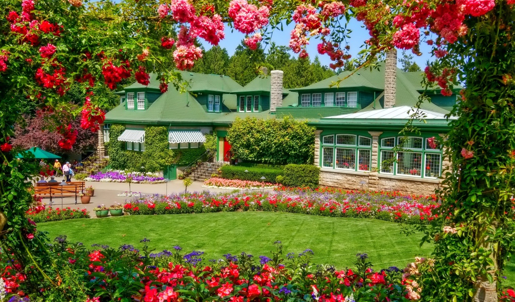 Красивый загородный дом с красивыми цветами