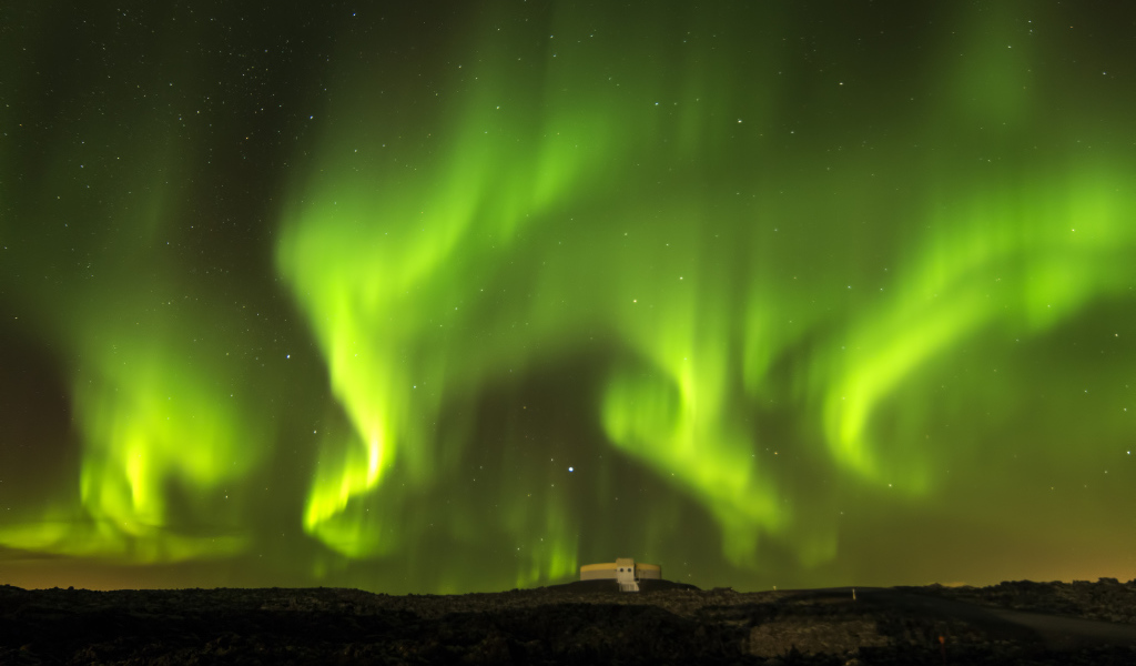 Красивое зеленое северное сияние в звездном ночном небе