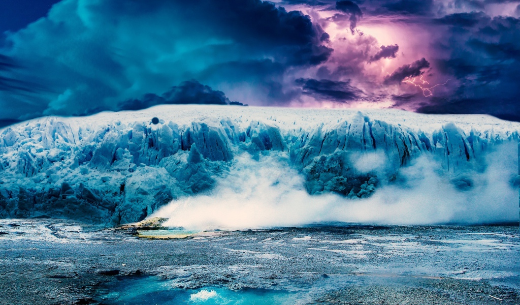 Большой голубой айсберг под грозовым небом