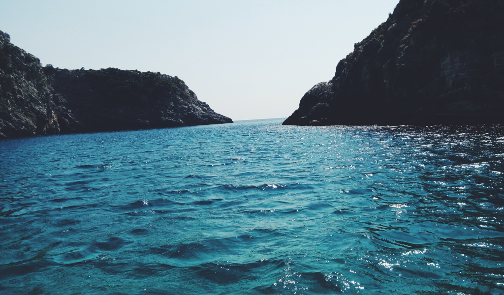 Голубая вода в заливе между гор 