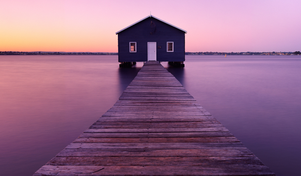 Мост с домом на воде под красивым небом