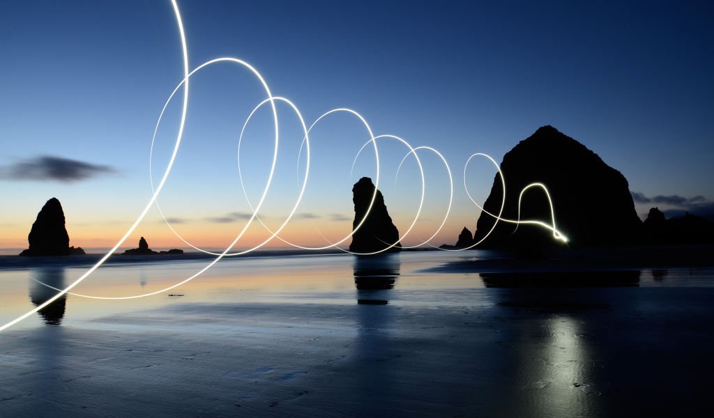 Яркая световая волна над мокрым морским песком