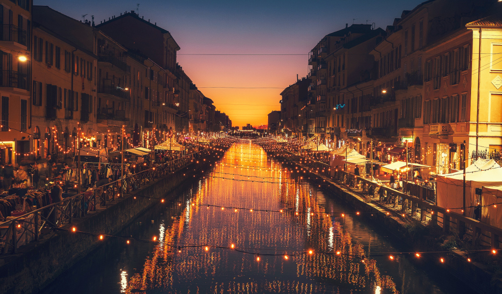 Яркие зажженные лампы над водным каналом