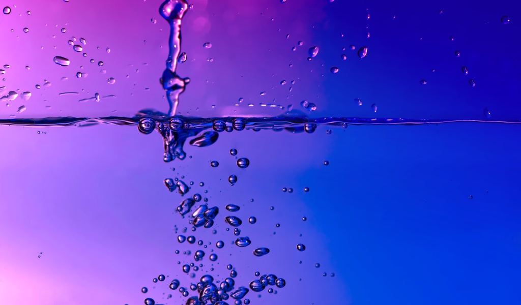 Пузыри в воде на синем фоне