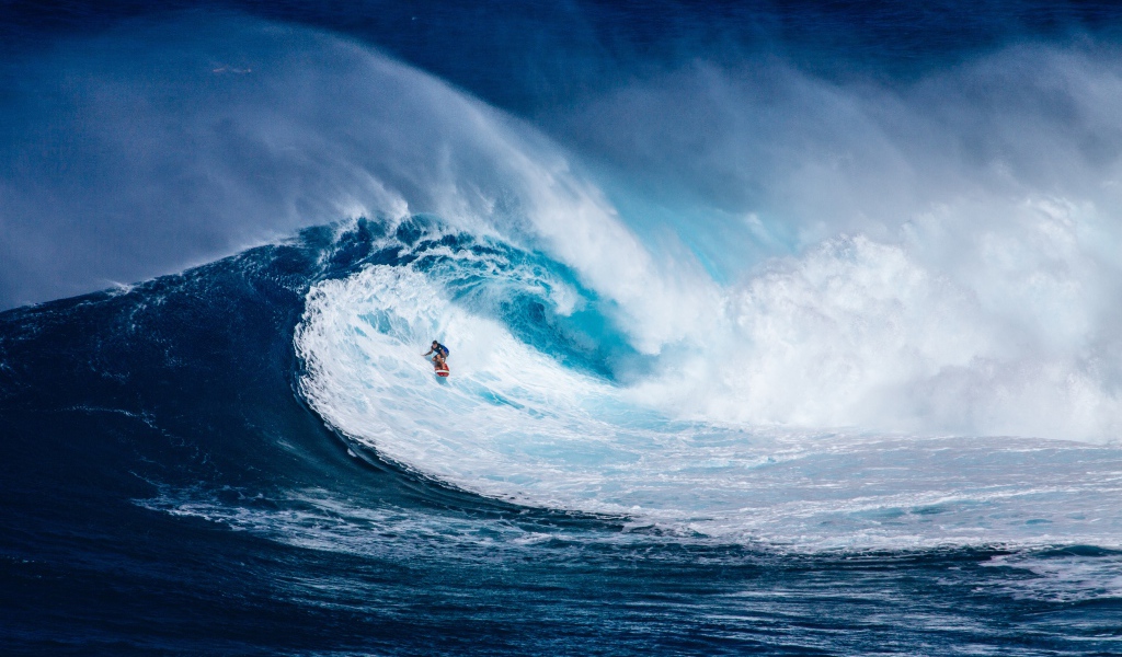 Высокая голубая волна с белой пеной для серфинга