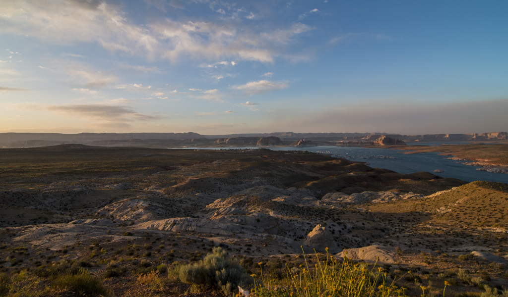 Холмы у реки под голубым небом
