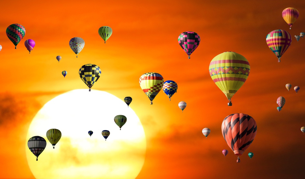 Монгольфьеры на фоне заката в небе
