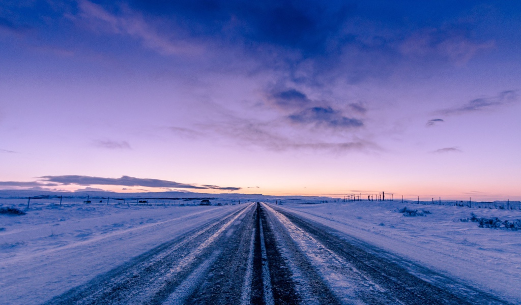 Покрытая льдом дорога на фоне неба 