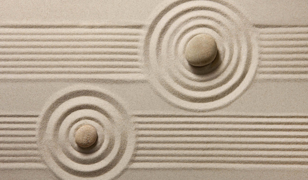 Японский сад камней на белом песке