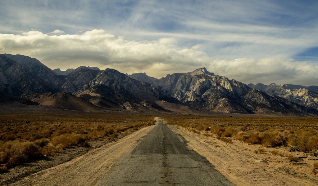 Длинная безлюдная дорога уходит в горы