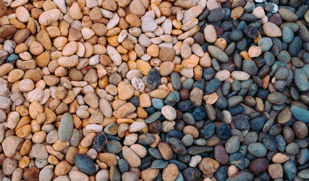 Много мелких разноцветных камней 