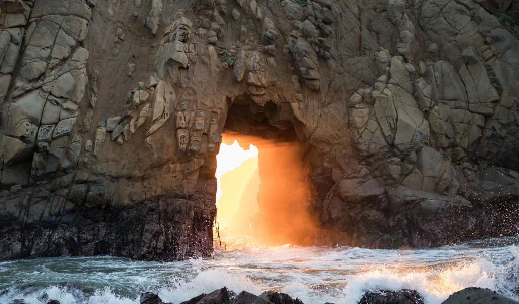 Проход в пещере в океане 