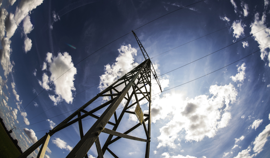 Столб линии электропередач на фоне голубого неба с облаками