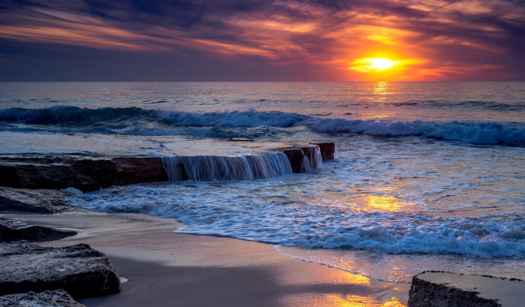 Бушующие волны океана на закате 