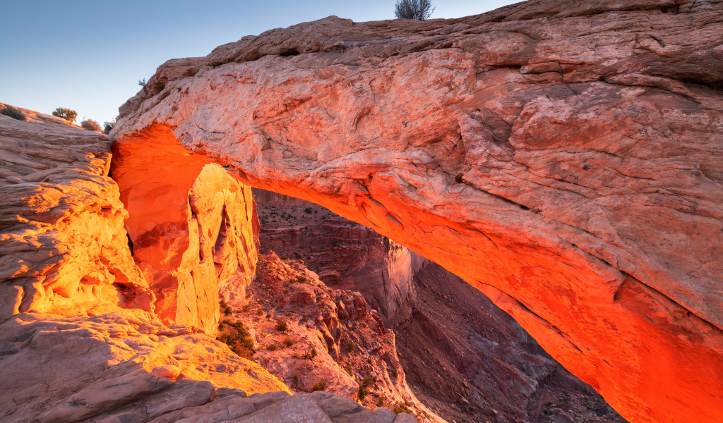Скалы в лучах солнца в  Национальном парке Каньонлендс, Юта. США