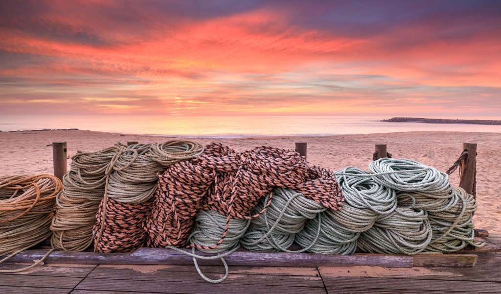 Канаты на деревянном мосту на фоне заката 