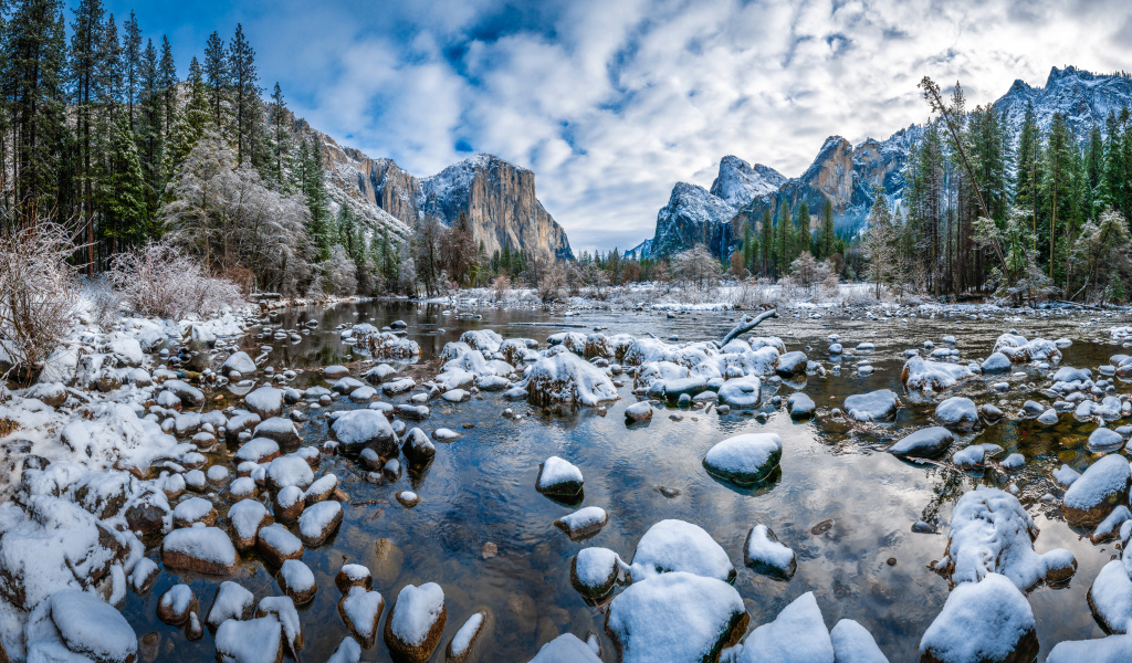 Река с покрытыми снегом камнями, Йосемитский Национальный Парк,  Калифорния. США