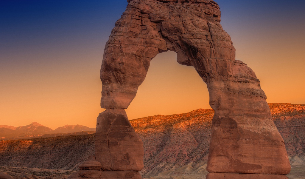 Каменная арка на фоне неба на закате солнца