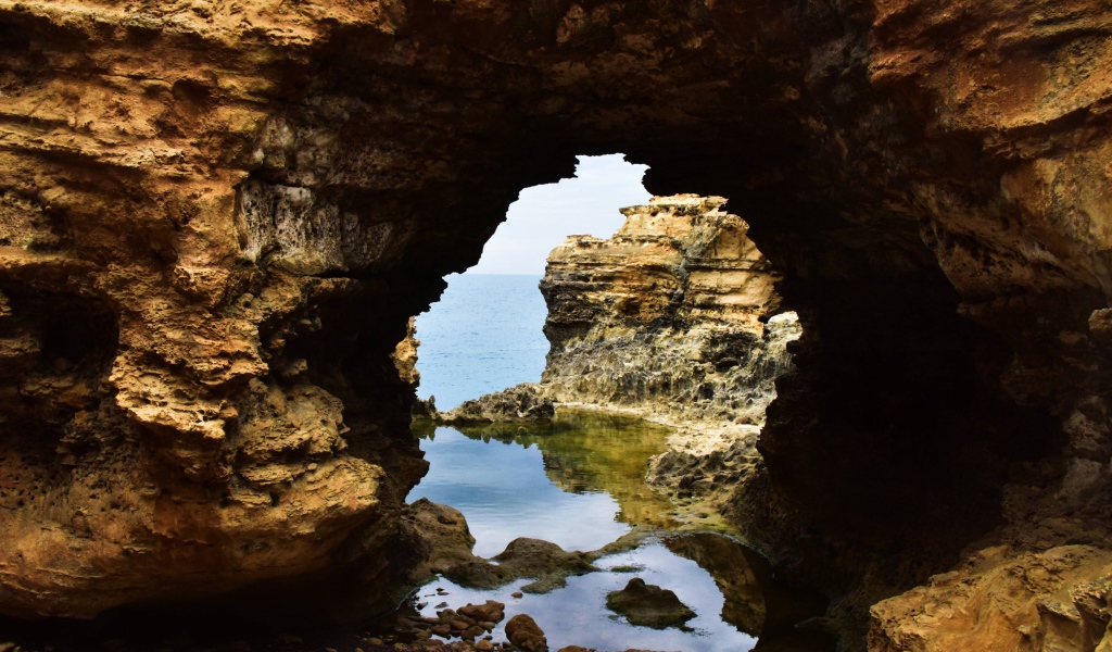 Проход в пещере в море