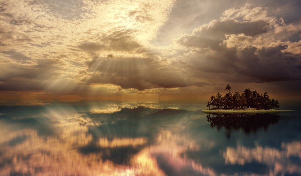 Лучи солнца в небе падают в спокойную воду озера