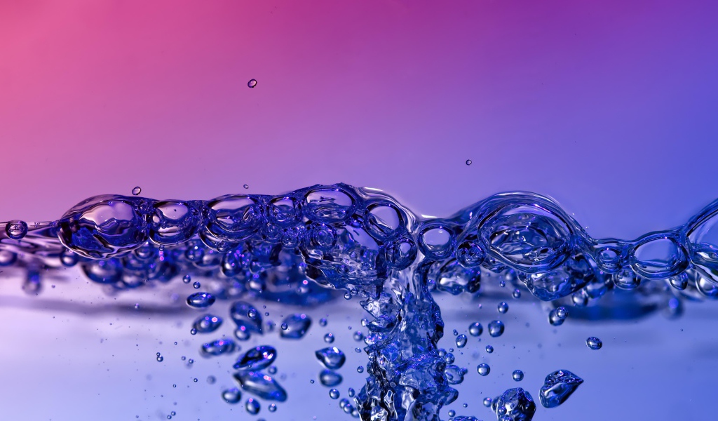 Пузыри воды на сиреневом фоне
