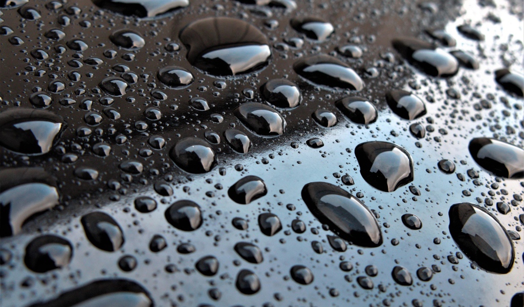 Капли воды на черной глянцевой поверхности 
