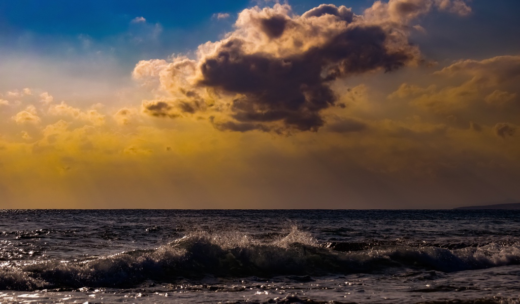 Белое облако в небе над морем