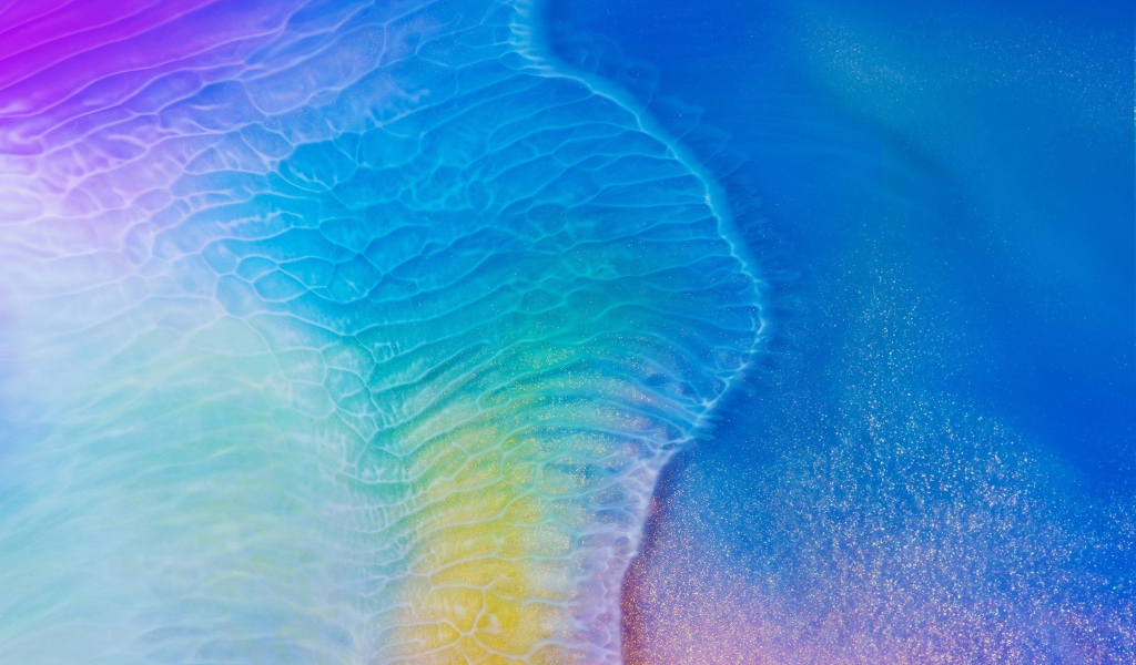 Белая вода омывает голубую поверхность 