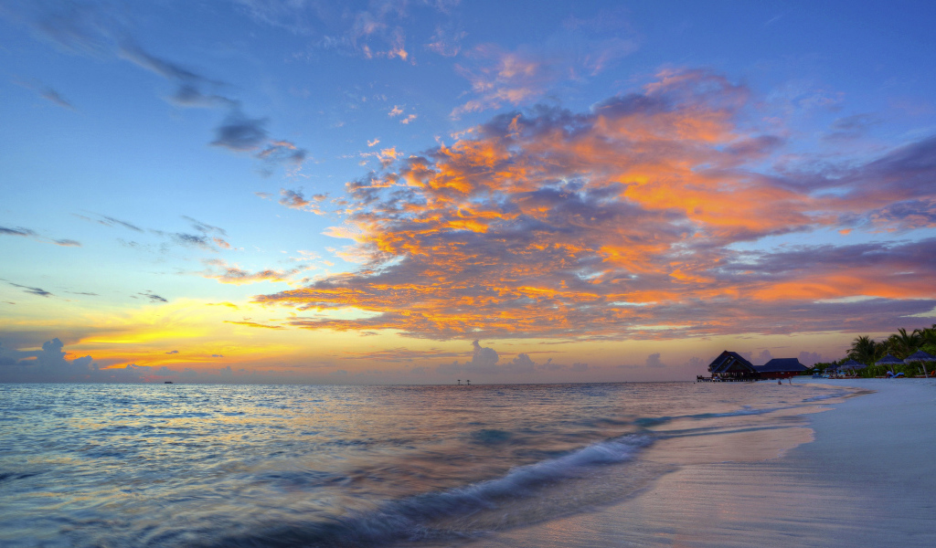 Красивый закат в небе на берегу тропического пляжа