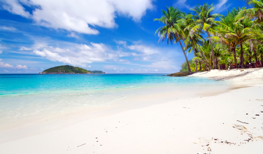 Белый песок на тропическом пляже с голубой водой 