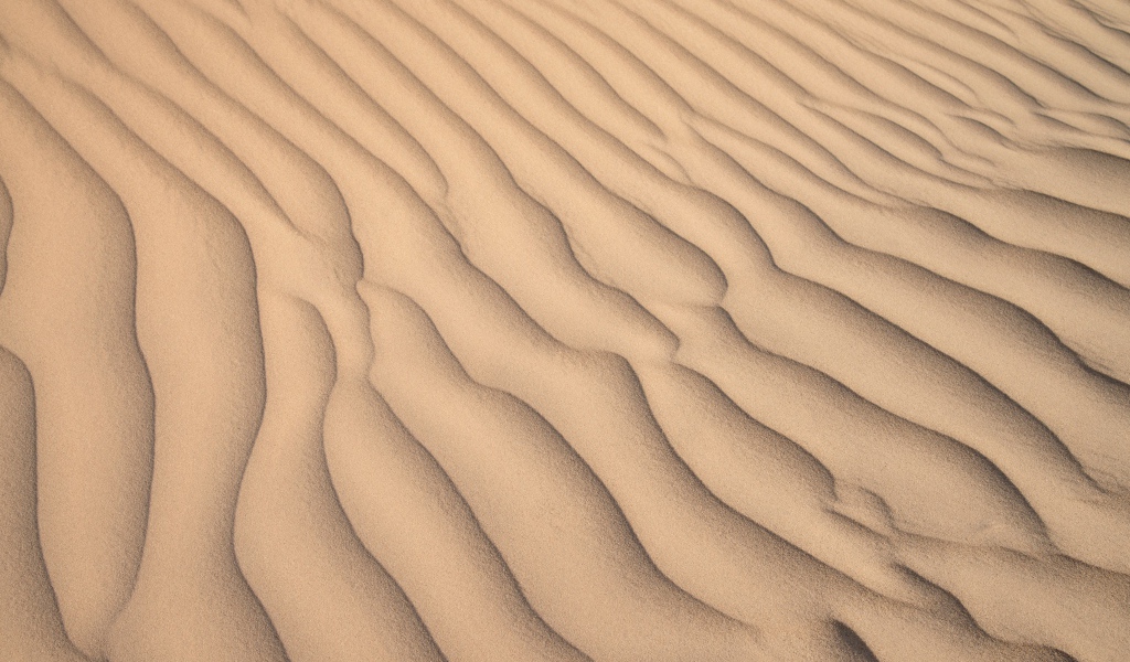 Волны на желтом песке в пустыне  