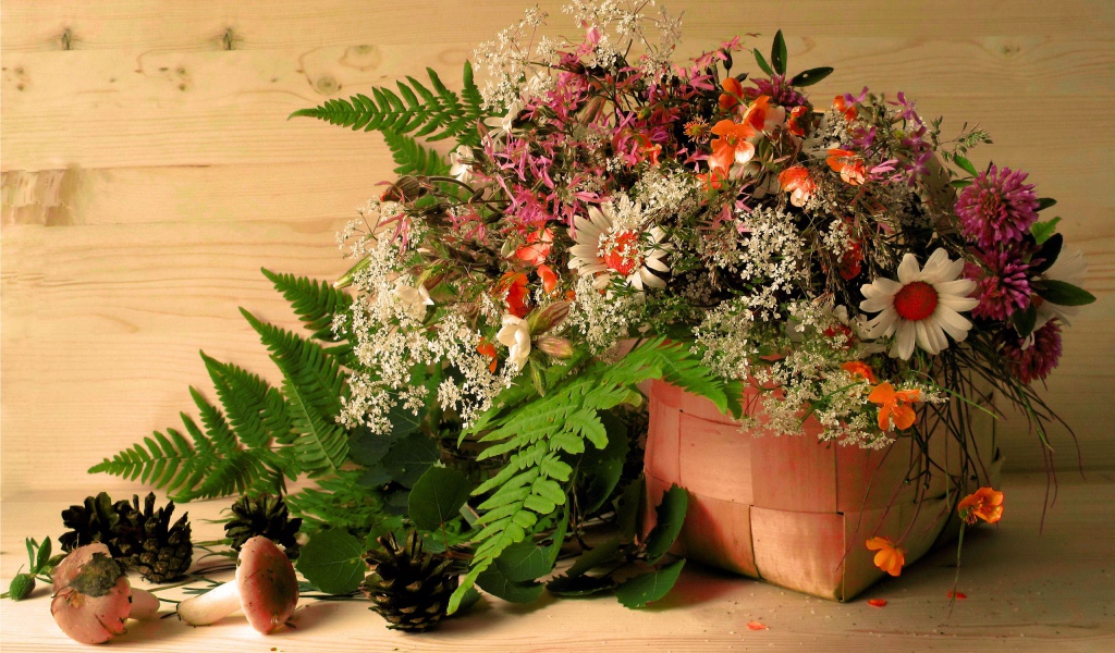 Букет цветов в корзине на столе