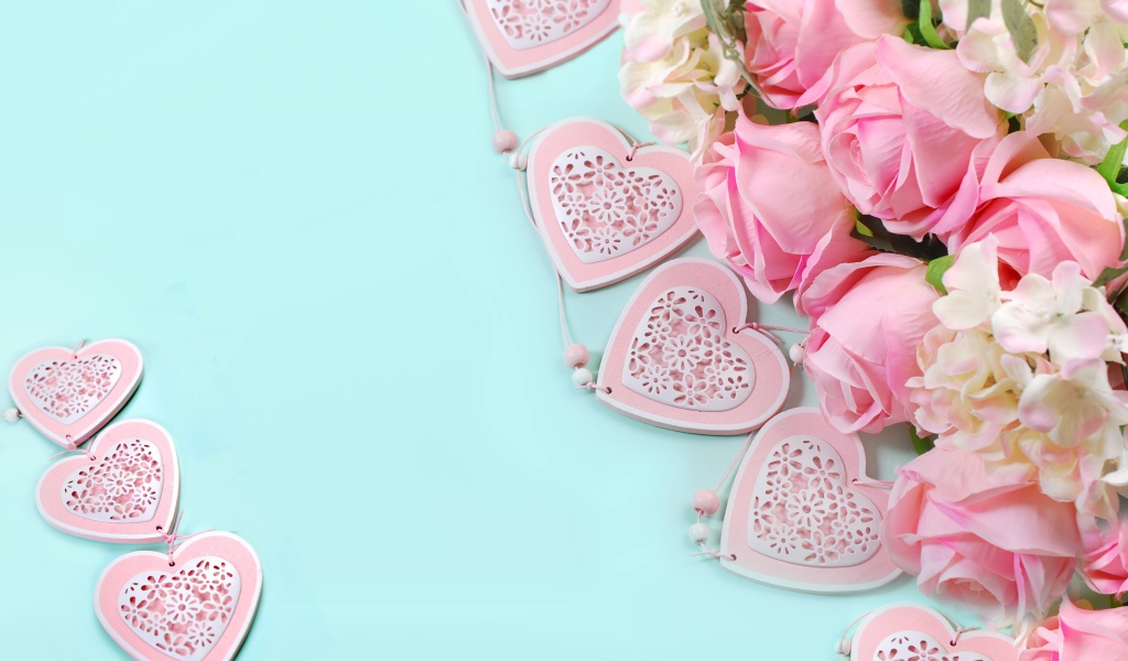 Букет розовых роз на голубом фоне с сердечками